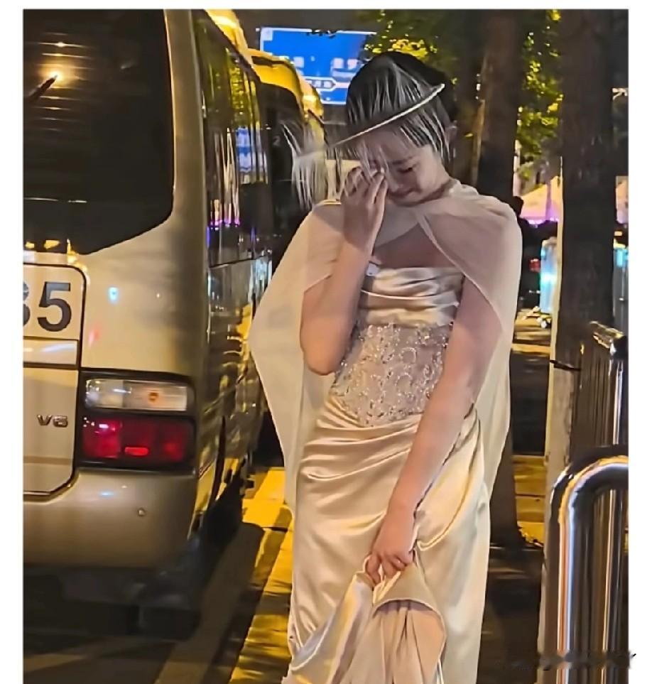 太让人心疼了！表演结束看到万千惠站在路边哭了很久，真的是意难平啊！万千惠在舞