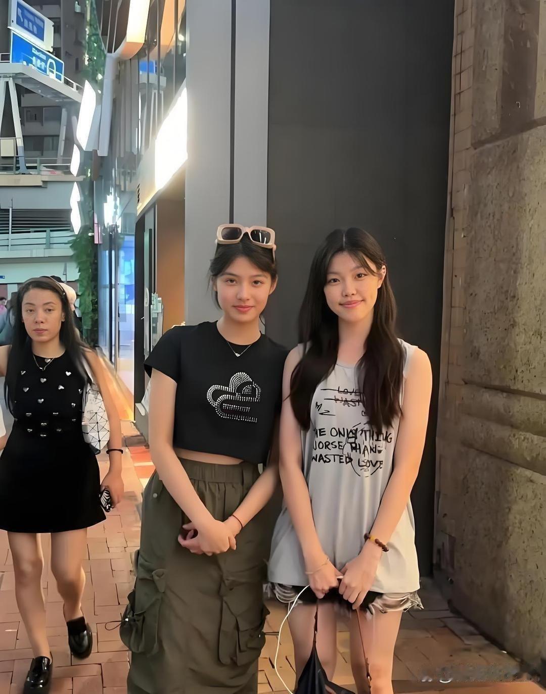 恕我直言，一时竟分不清谁是素人谁是明星。话说这路人也太漂亮了吧​​​