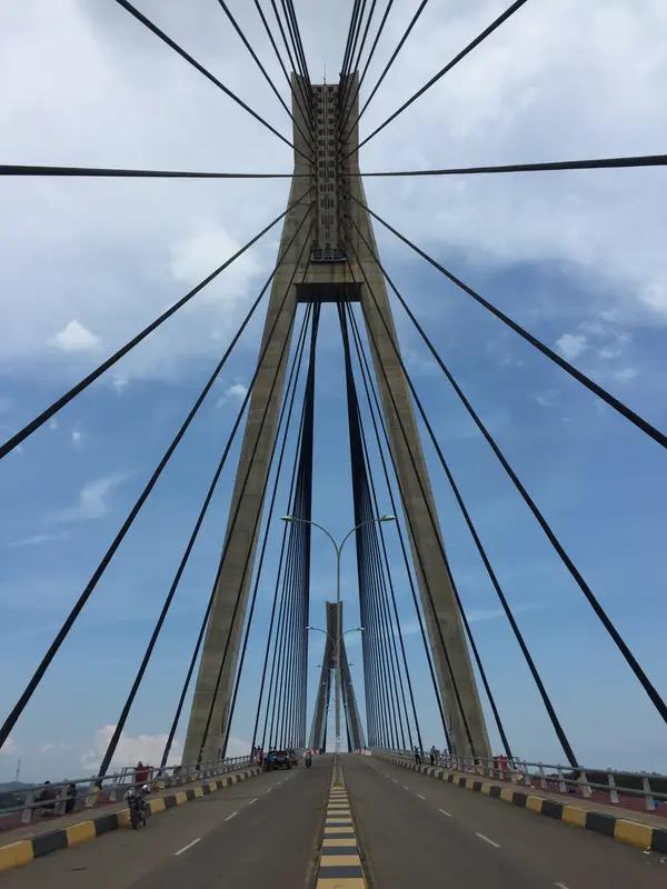 特朗普抢加拿大的桥，还硬拉中国躺枪！这操作全世界都看笑了家人们，大离谱事件