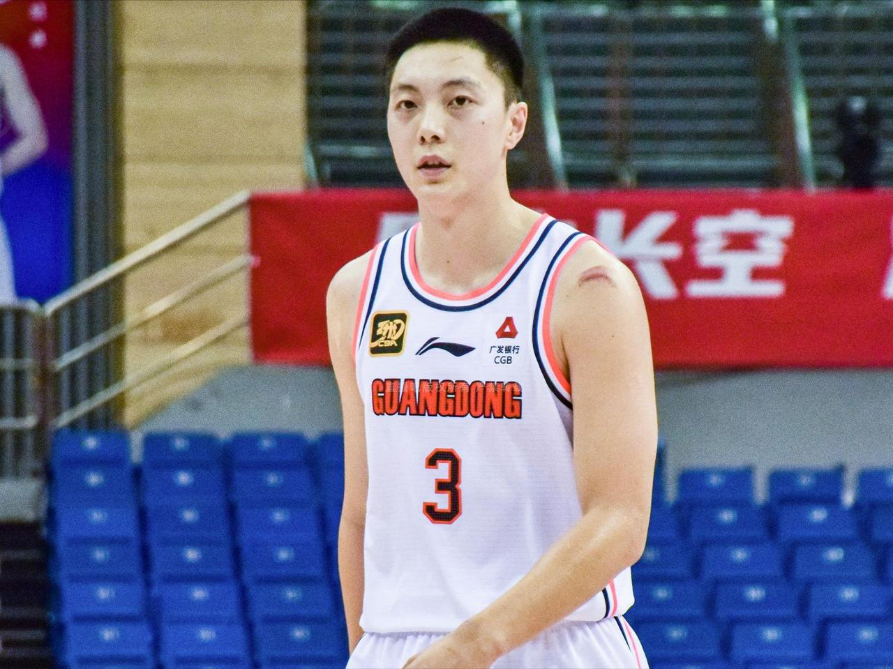 中国男篮后卫胡明轩真是让人大吃一惊！在昨天中国男篮83-78险胜乌拉圭男篮的比赛