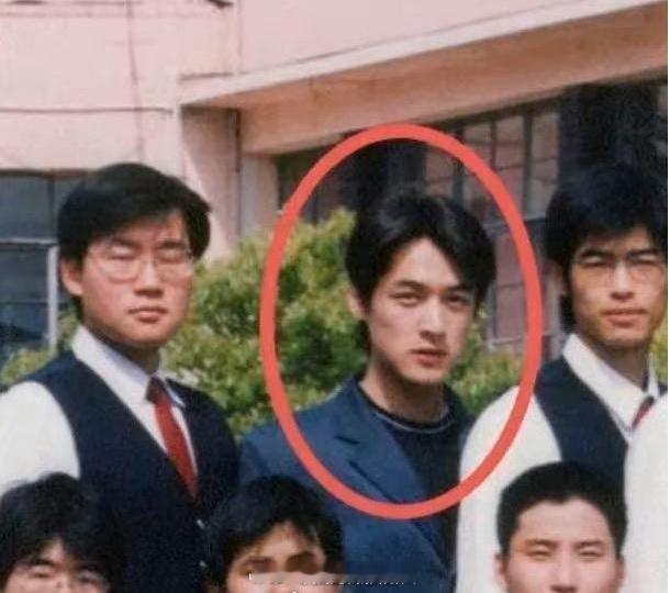 图一是胡歌，图二是陈晓，帅哥脸都是相通的。​​​