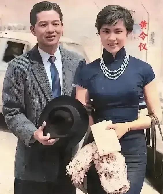 ＃记录我的2025＃画面中这位秀外慧中、温文尔雅的女士，就是令人尊敬的黄令仪院