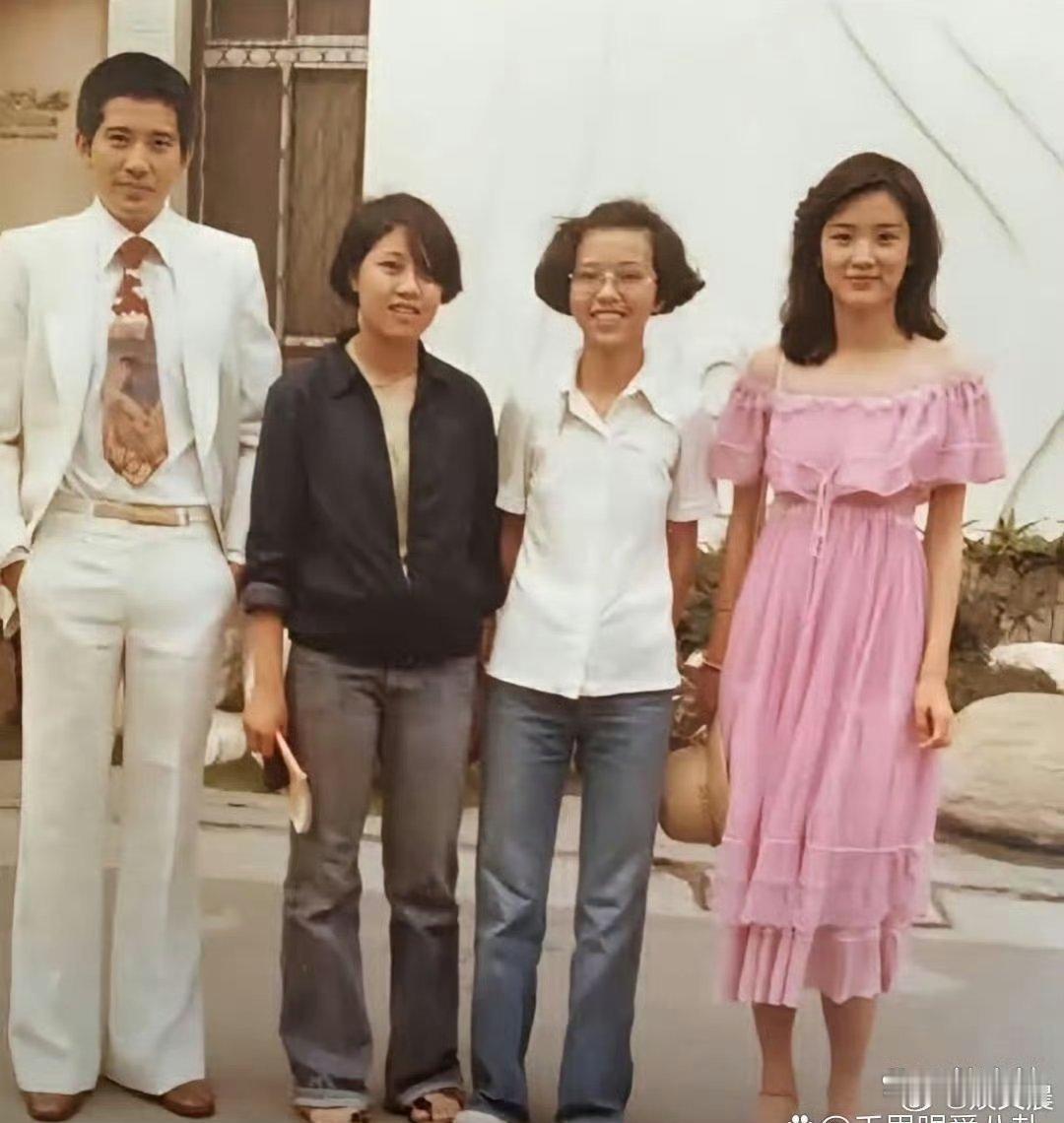 秦汉和林青霞年轻时候与粉丝合影，一个大帅哥，一个大美女