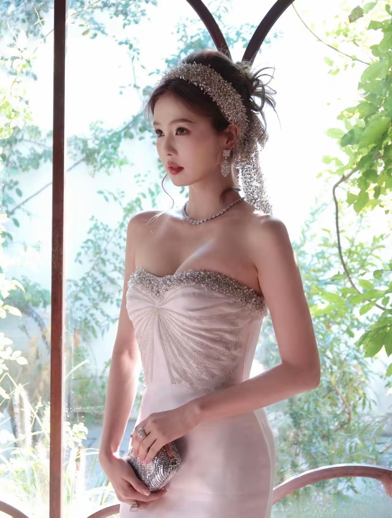 主持人问白鹿，你的择偶标准是什么？​白鹿说，其实我年轻的时候，有好多好多种标