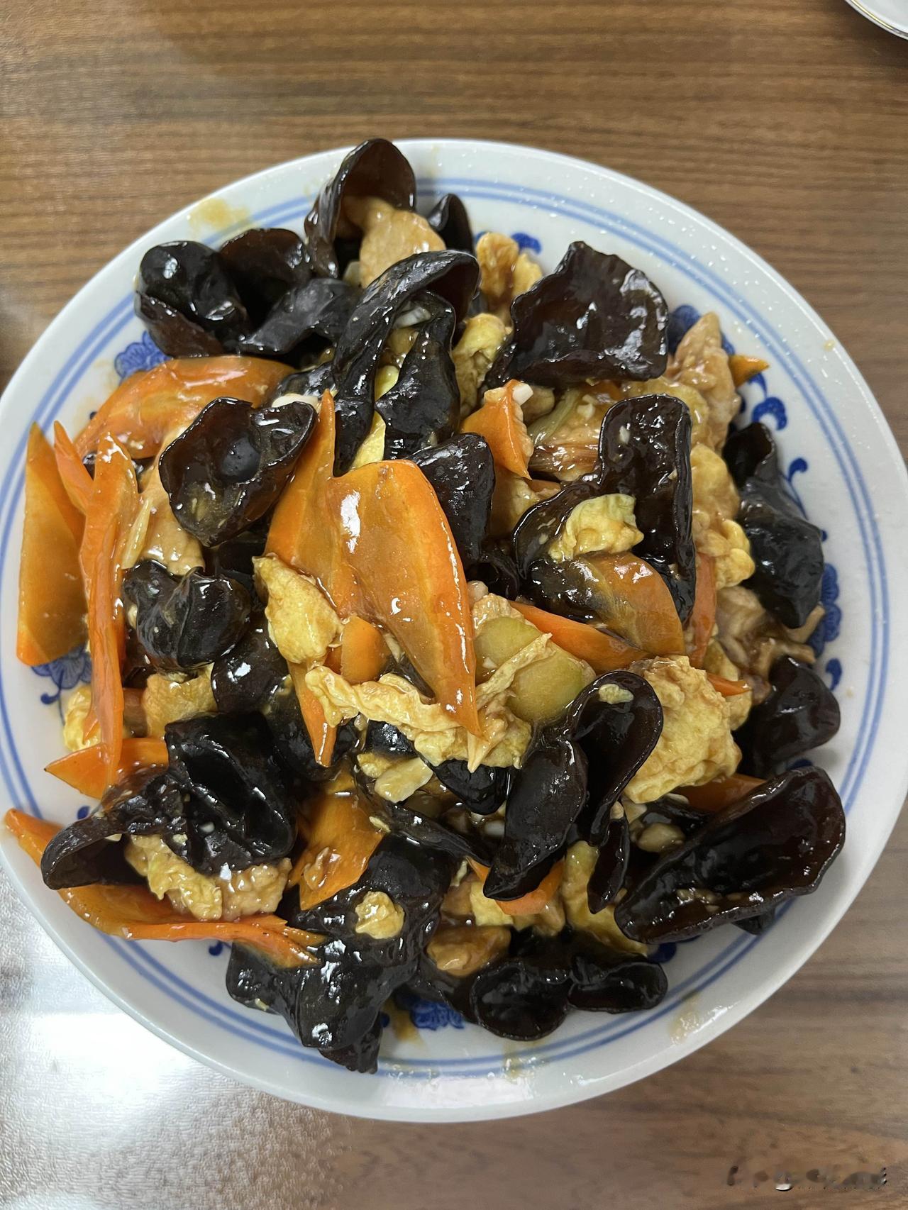 好友们晚上好！周三快乐，晚餐香香！今天的晚餐：圆白菜炒粉条醋溜木须红薯玉米