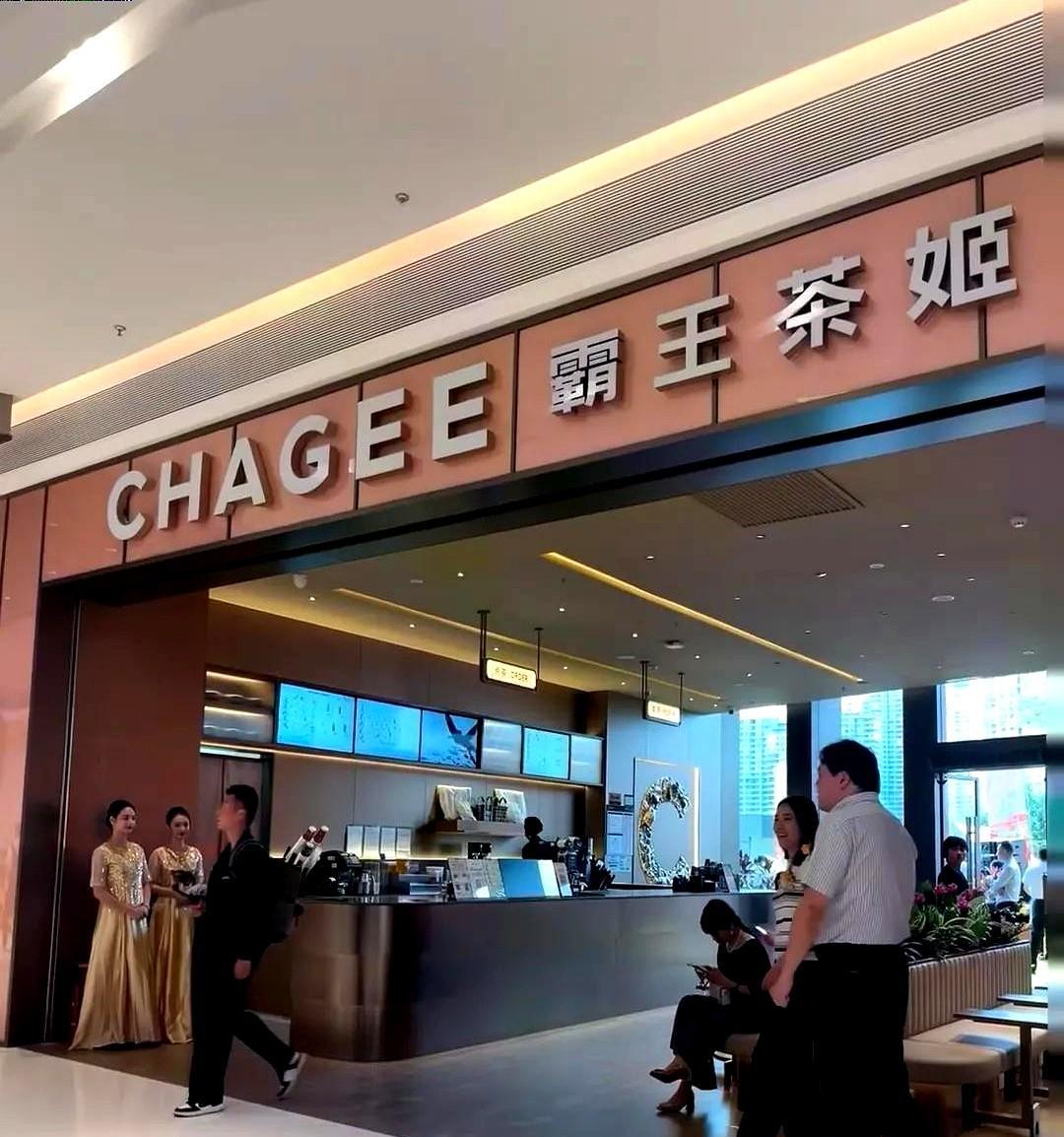进去逛了一圈，发现现在商场同质化太严重了，每家店卖的东西都差不多，价格也不便宜，