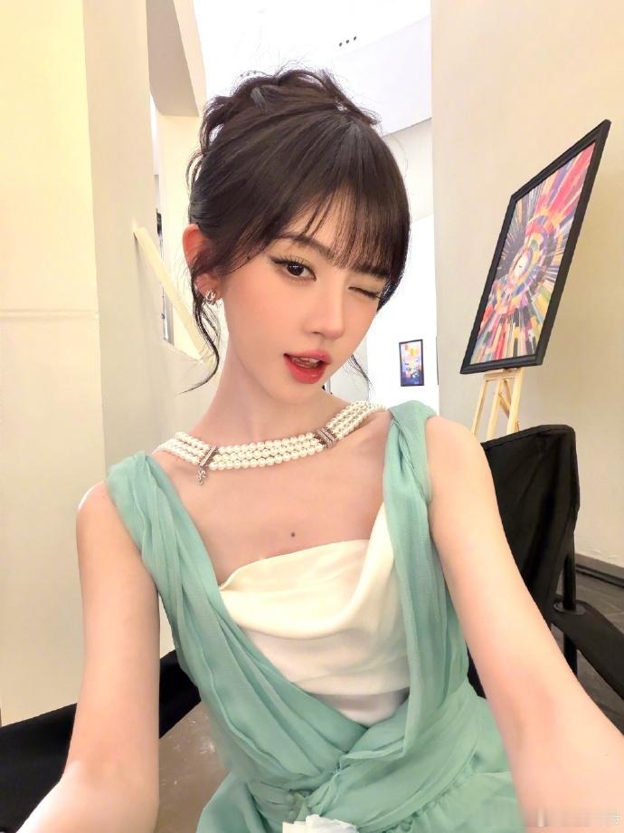鞠婧祎现代大明星版！还是太权威大事太美妙了这个苏绿夏，这气场谁顶得住啊​​​