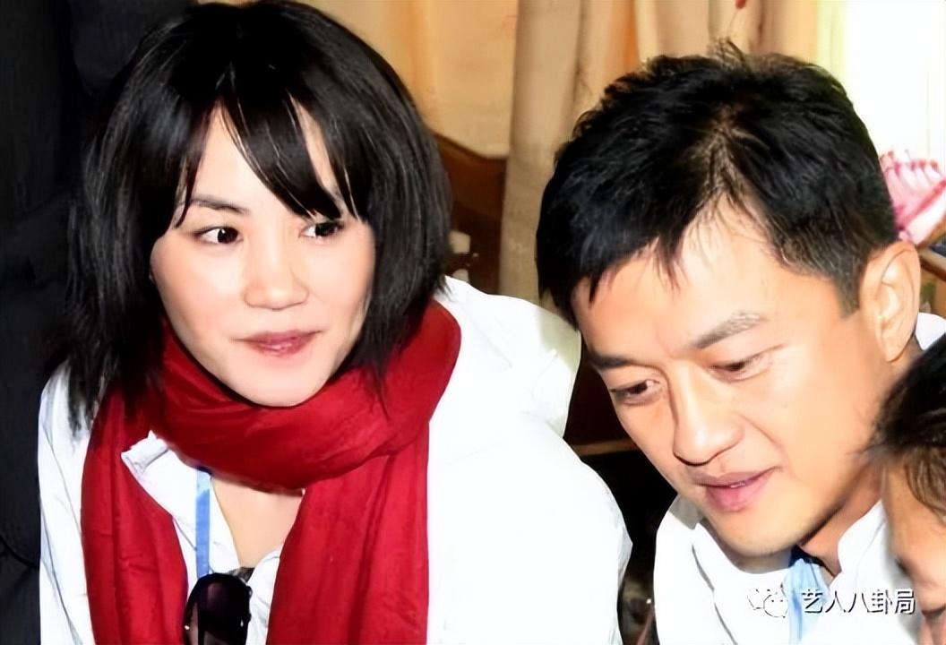 王菲真是个纯粹的人，爱了就爱了，当年她和李亚鹏在一起笑得挺甜蜜幸福的。话说李亚鹏