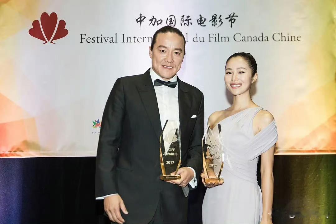 江一燕藏着够深的,很多人以为她结婚的对象是宝利来老板,没想到另有其人。要不是