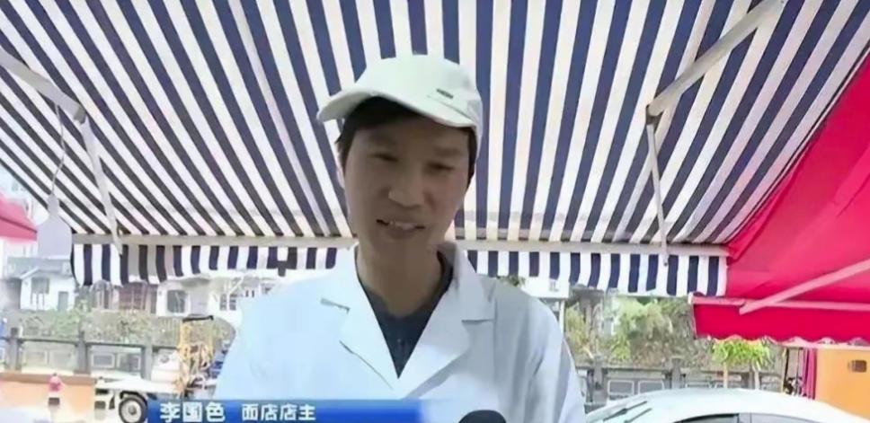 浙江温州，一独居老人用手画的钱9年买了2000次面条，老人意外去世，面店老板悲痛