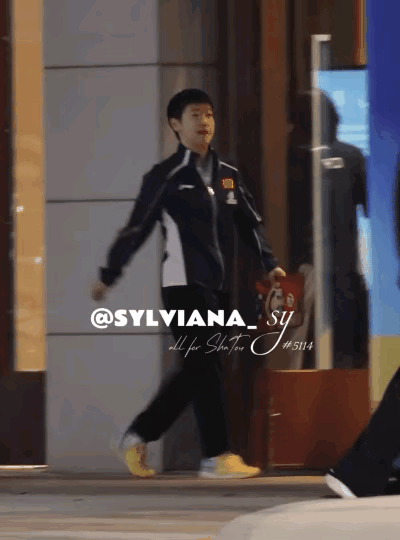 莎莎和佳佳一起吃晚饭，头哥抵达海口第一训下训归来！今天国乒大部队抵达海南后，没