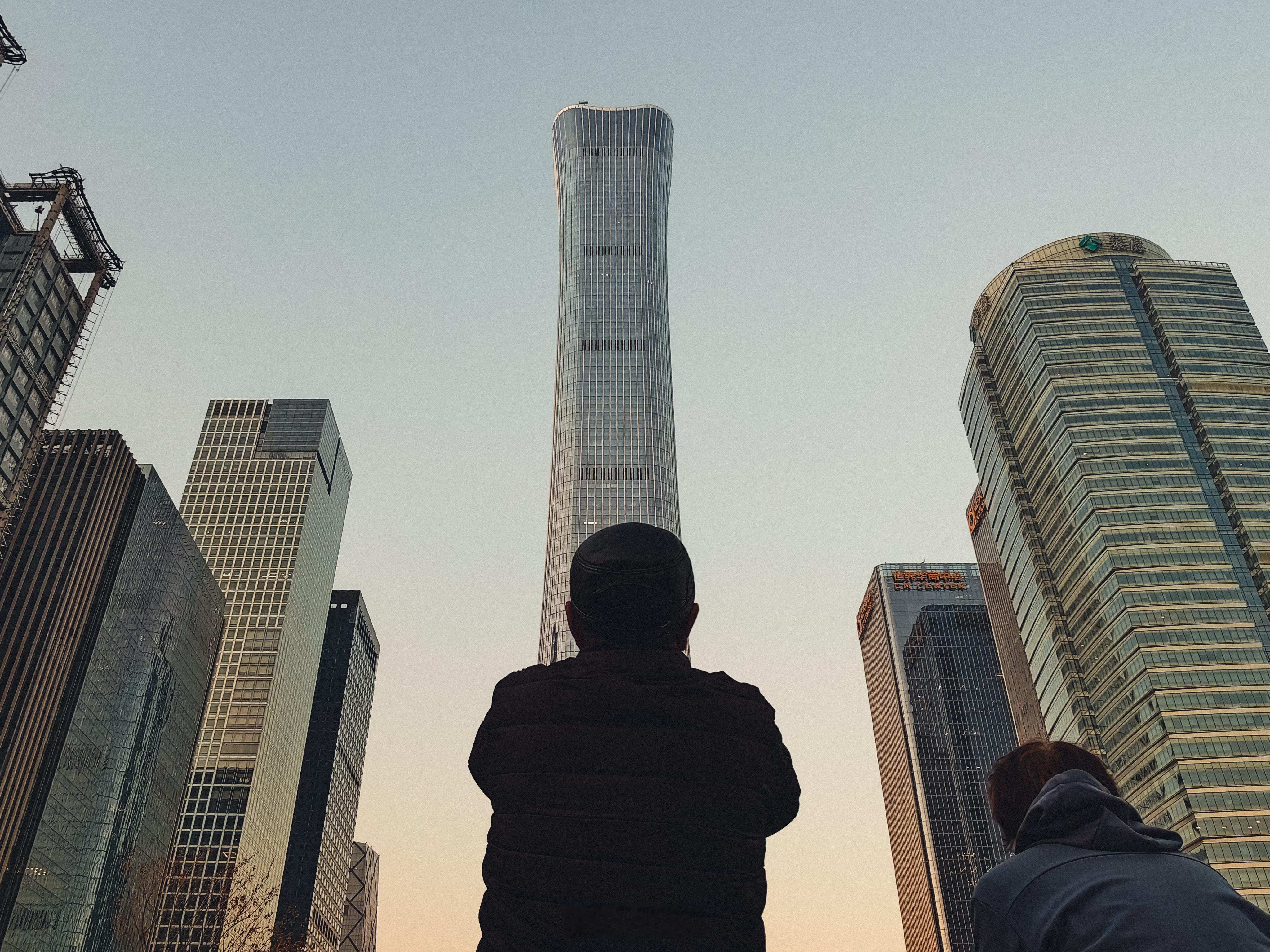 中国尊南广场最近新开的，往北看，景观确实很有曼哈顿的大都会感～但魔幻的地方在于，