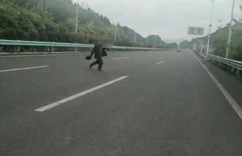 “谁死谁有理？”江苏灌云县，一名8旬老人出现在沈海高速上，不顾车流突然冲到了道路