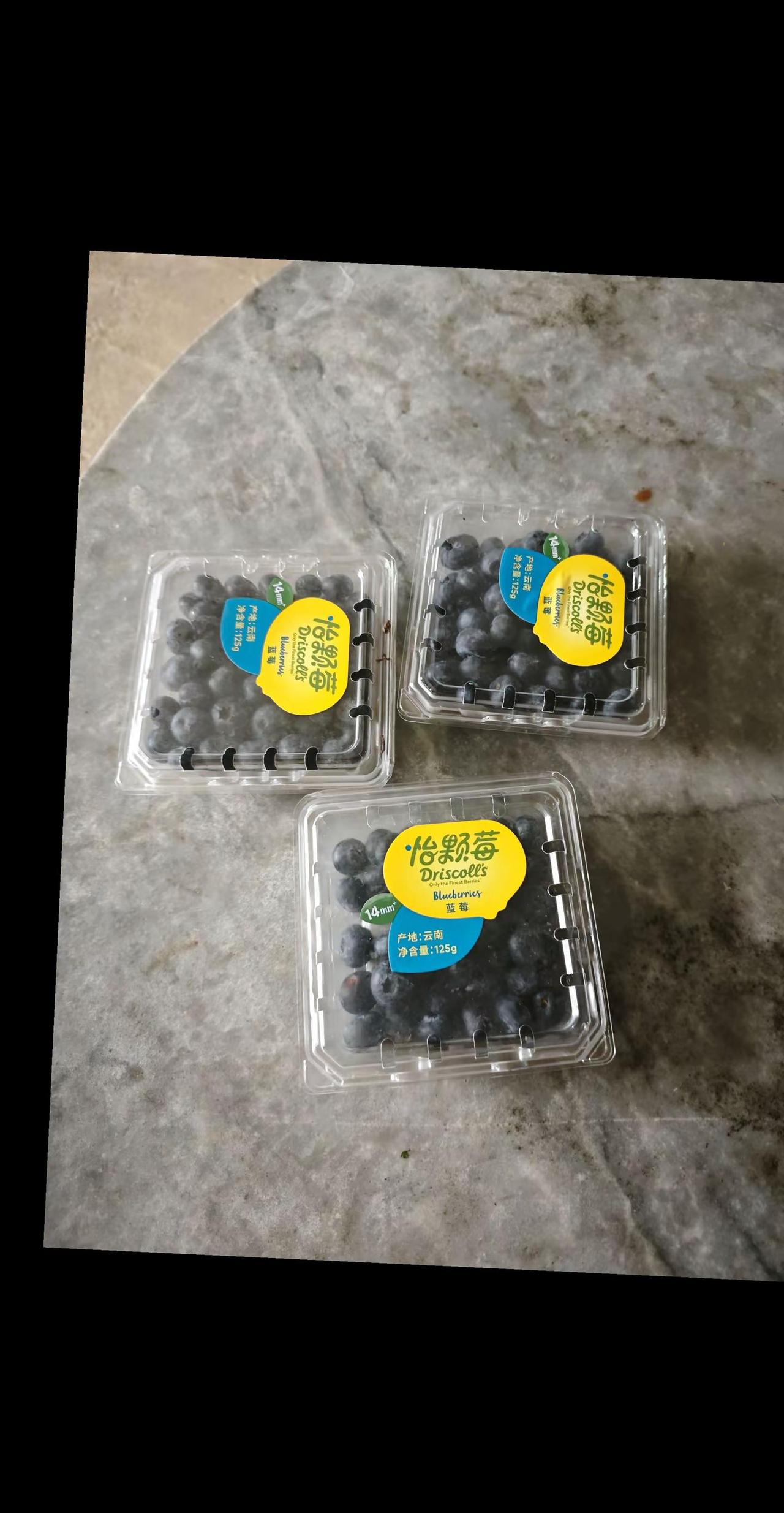 今年是在娘家过年，老公是寄了500多块钱的水果给我吃，因为客厅放不了太多东西，也