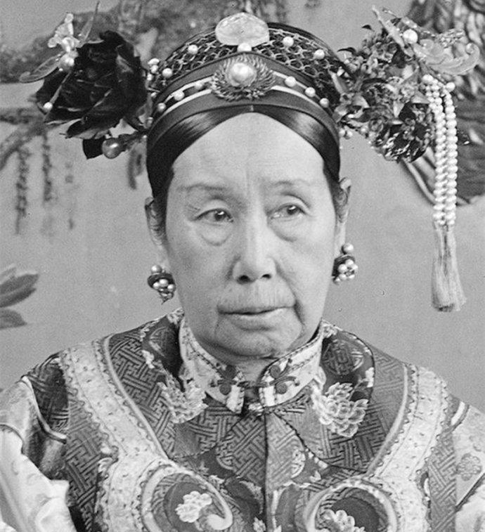 1908年，慈禧临死前一刻，太监看她马上不行了，赶紧给她喝了一碗海龟汤，吊着最后
