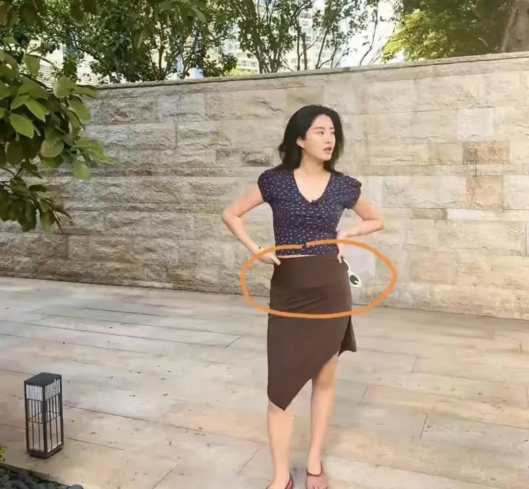 杨采钰产后身材还没恢复，穿裹身裙小肚子明显，她住着草坪超大的豪宅，贵妇式的穿搭，