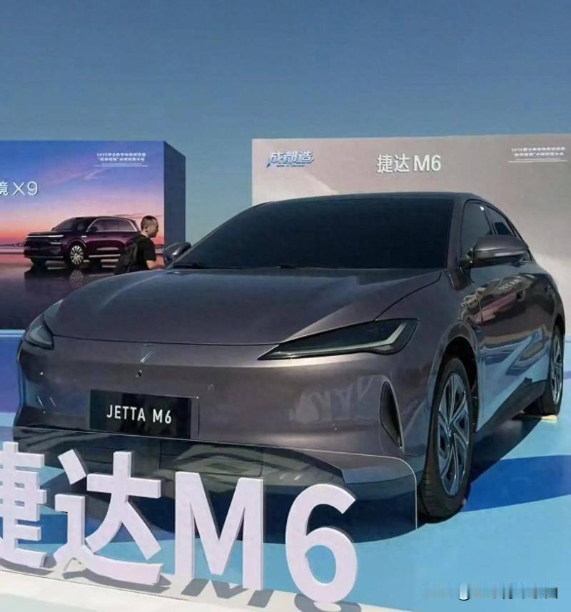 坐进车内，空间宽敞，内饰质感不错，座椅舒适。动力方面，纯电驱动响应快，续航也能满