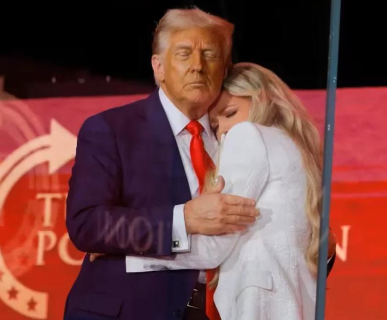 特朗普被怀疑穿纸尿裤！拜登：你也有今天！起因是特朗普参加查理·柯克查理·柯克遇刺