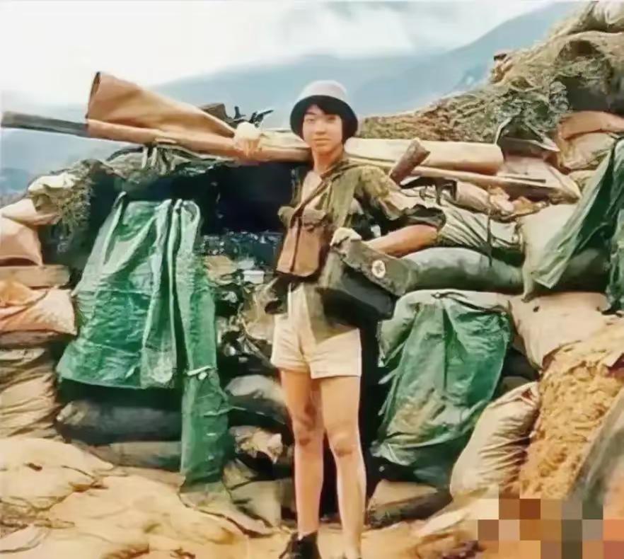 老山前线女护士吴玲，这张照片看哭了无数人！肩扛担架、背着急救箱，她早已忘记自己是