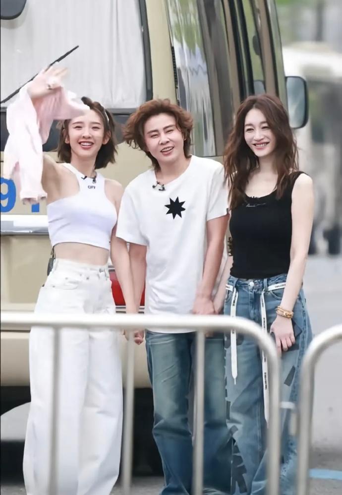 最近李小冉和唐艺昕一起去录制浪姐，两位美女搭配的都很简洁，看上去年轻又漂亮。