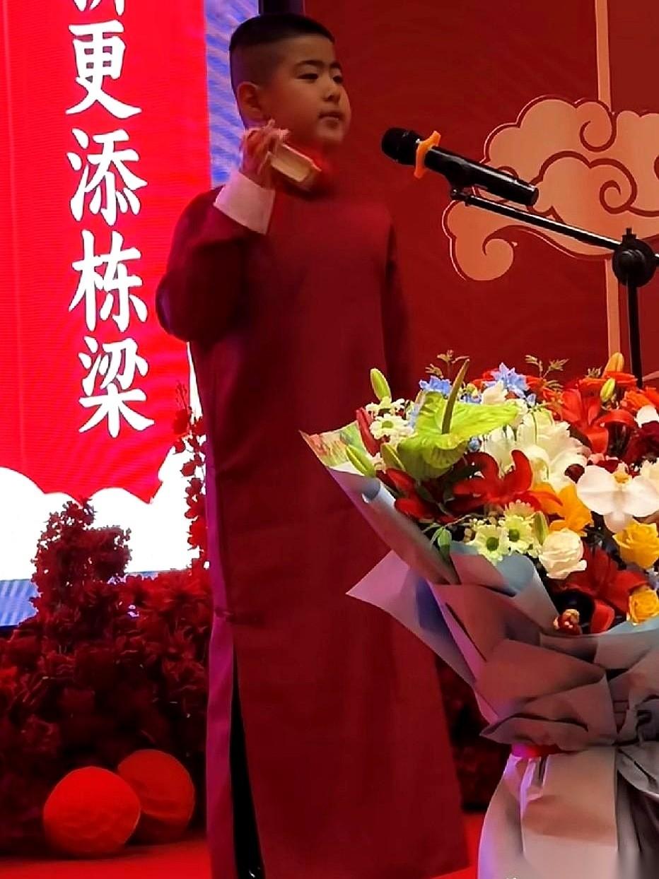 杨议收徒，台底下立马就有人嘀咕了。“这小孩，不是他徒弟的徒弟吗？这辈分乱了，算