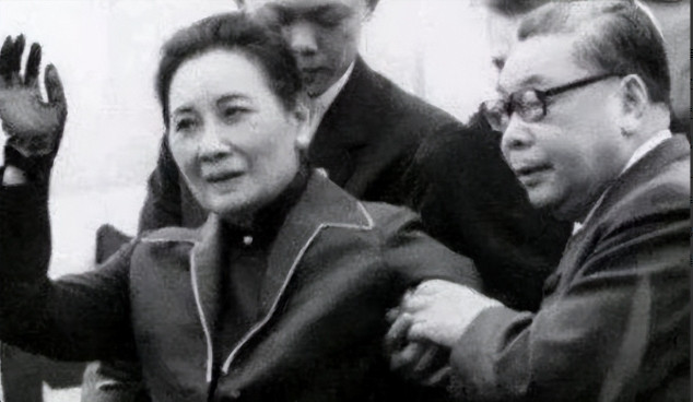 1975年，蒋刚咽气，比蒋经国只大12岁的宋美龄就想独揽大权，没想到，一向憨厚的