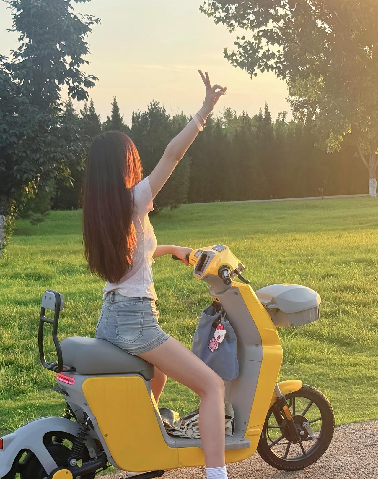 夏日黄昏，少女与摩托的自由时光🌞🏍️