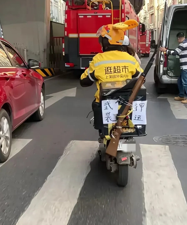 街头上的一幕，惊呆了。[大笑][大笑][大笑][大笑]