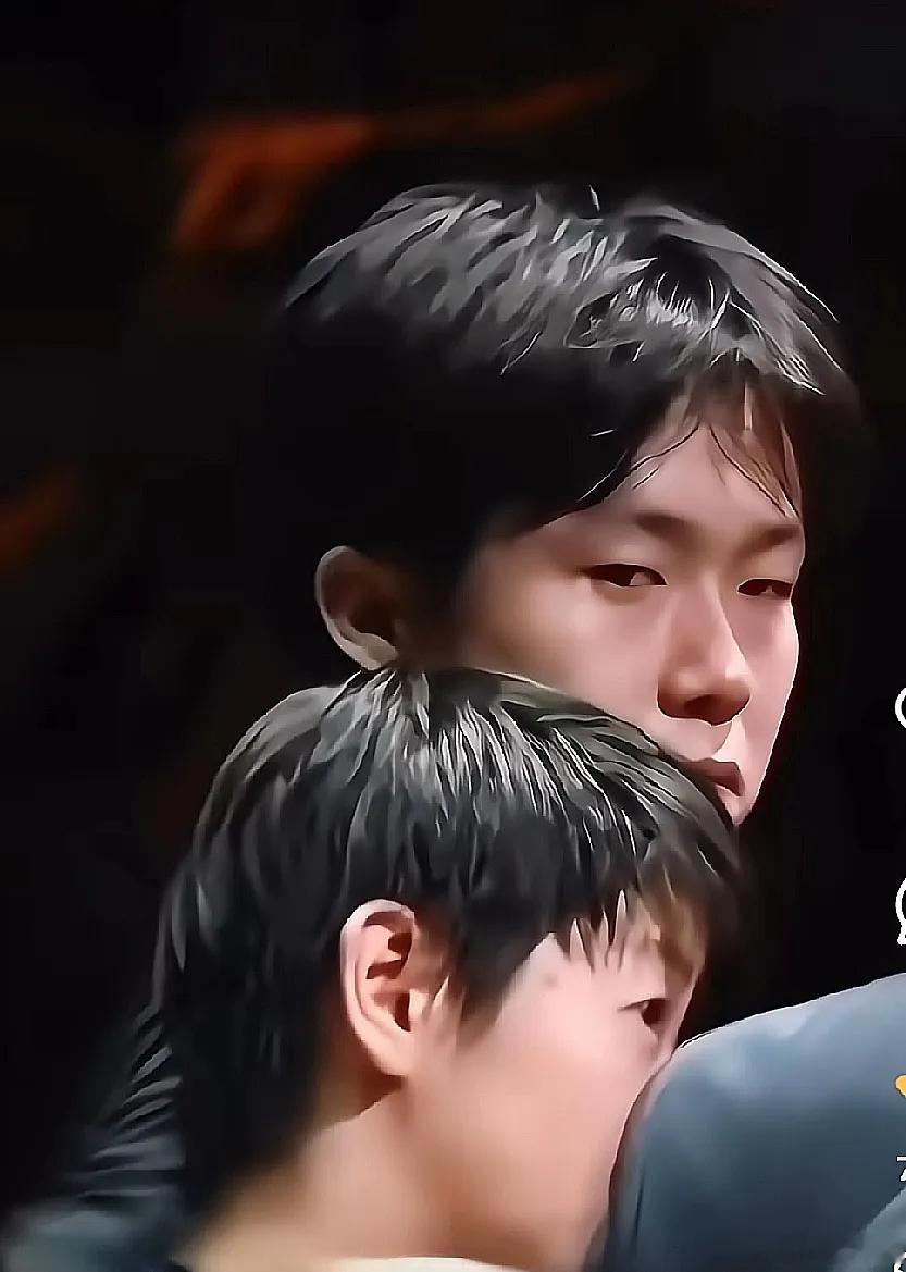 头哥那个"嘴角出卖自己"的小表情捕捉得精准无比。这对小搭档真的是彼此心里最懂对方