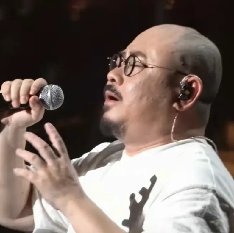看刀郎演唱会这个架式，放眼整个华语乐坛，现在能击败刀郎的还有3个人，一个是罗林，