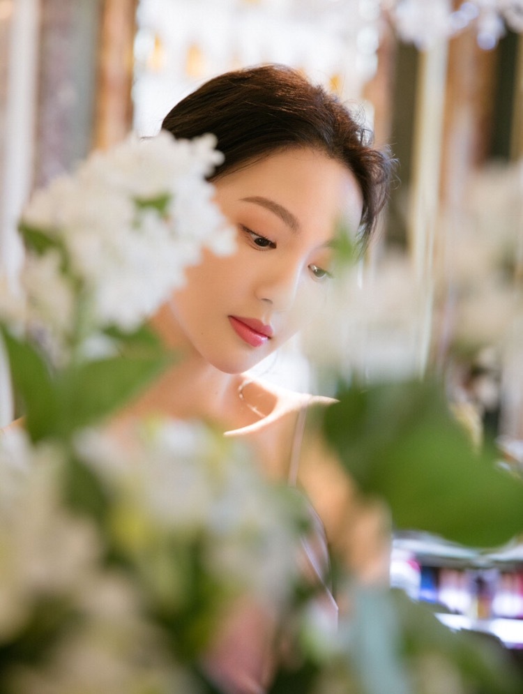 金晨粉钻礼裙裹着曼妙曲线，肩颈的线条勾得人心颤，侧颜的弧度藏着撩人的温柔。