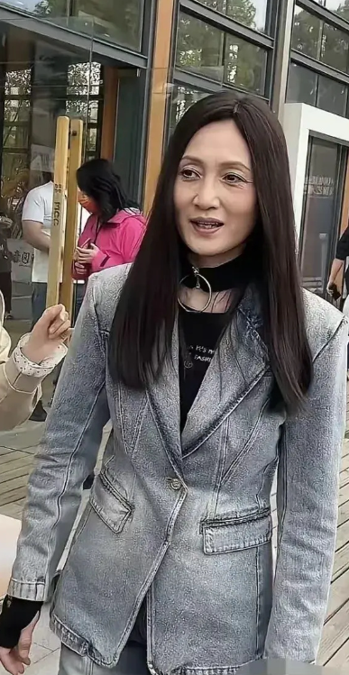 万万没想到，当年迷倒万千男人的女神，如今老成这样了，差点就没认出来