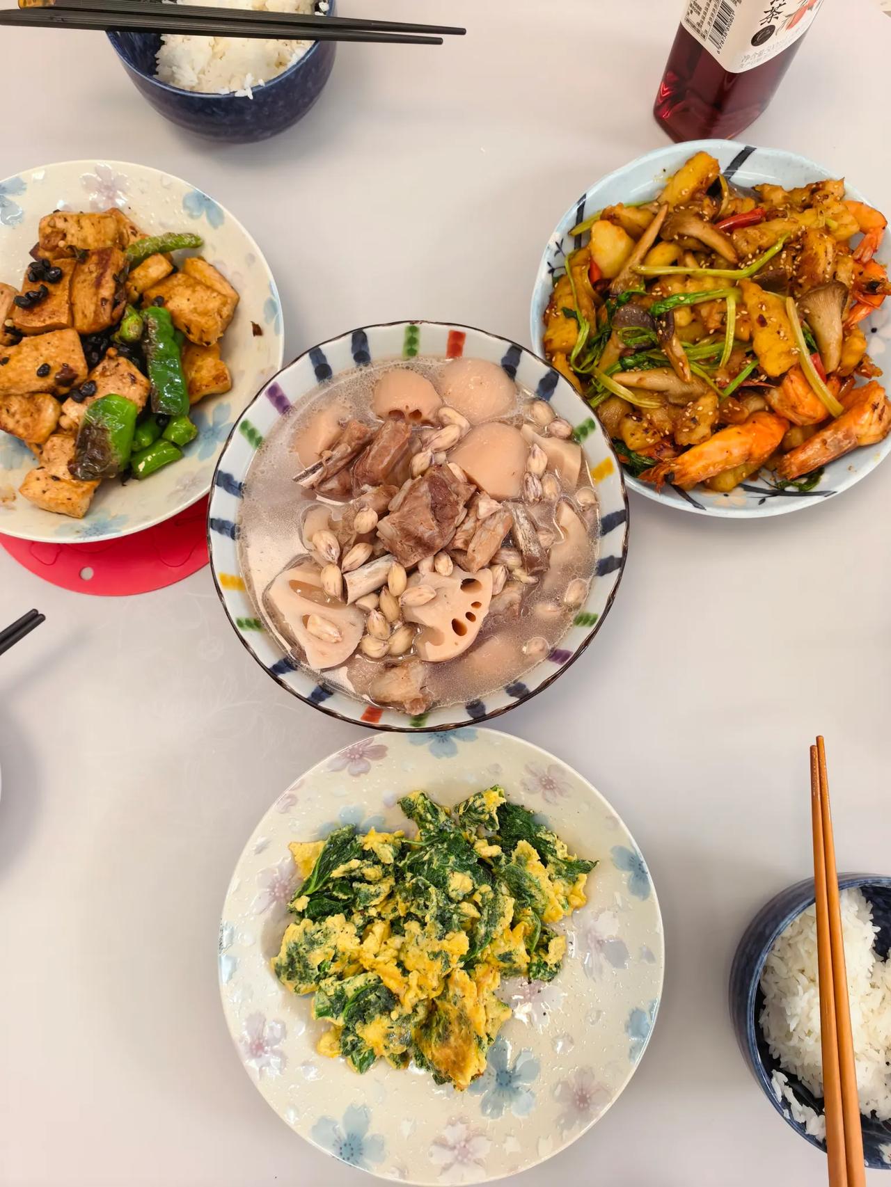 这是中午做的几个家常菜。一个烧椒豆豉炒豆腐，一油炸土豆虾，一个鸡蛋炒橄榄叶，一碗