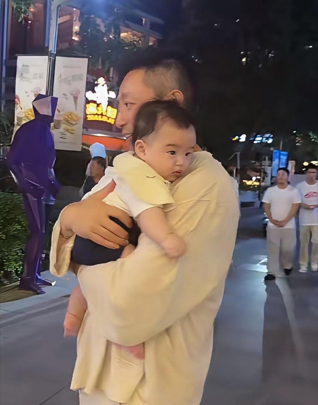汪小菲终于不再冲动发言了，真长大了汪小菲晚上抱儿子散步，忍不住调侃儿子太敦实，抱