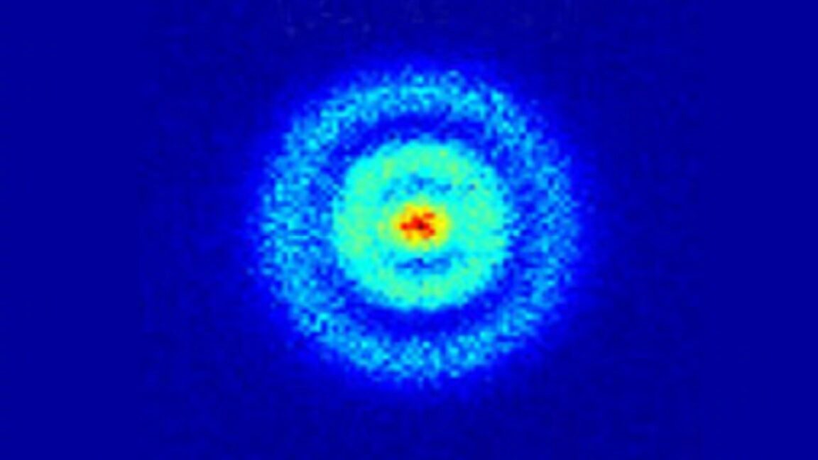 15年来，物理学界一直被一个微小的数据偏差折磨。这个偏差只有0.00000000