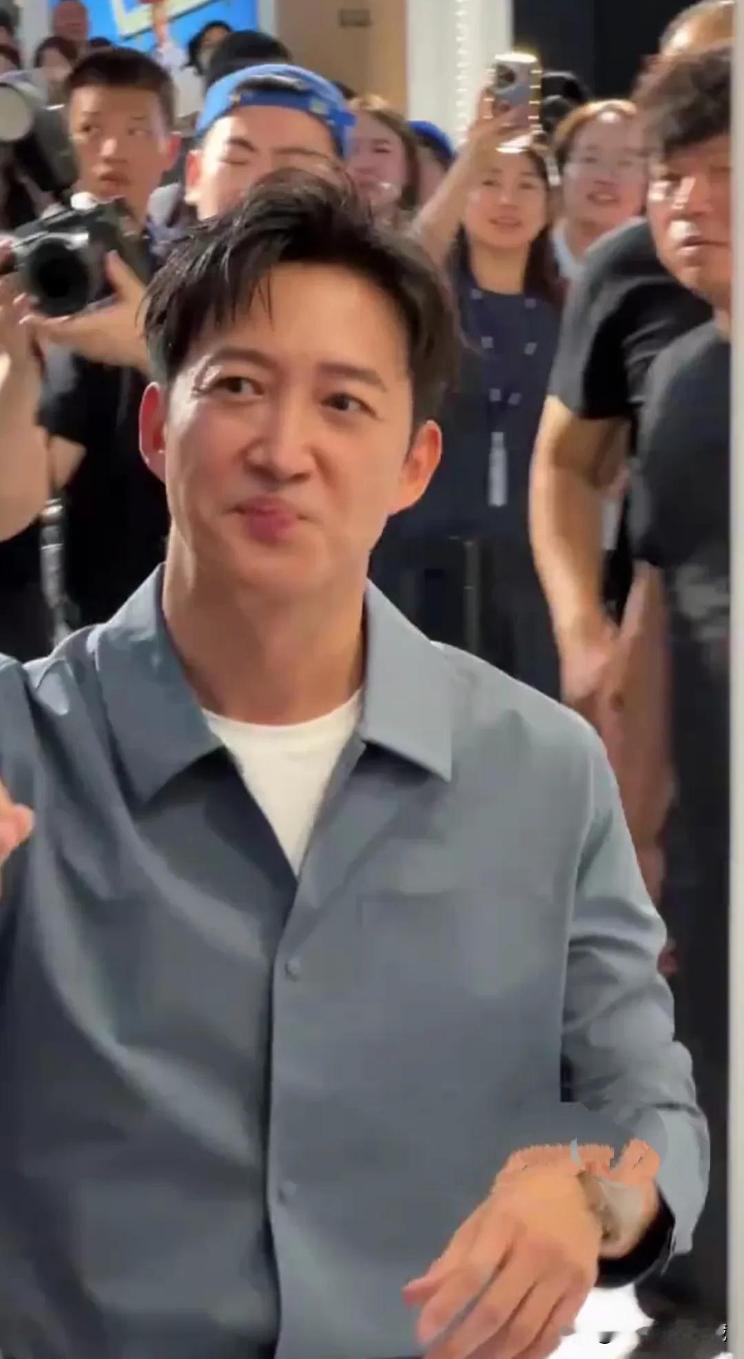 王阳来沈阳了，现场十分火爆，高大帅气，型男本色，太受欢迎了，粉丝们把他围着，不断