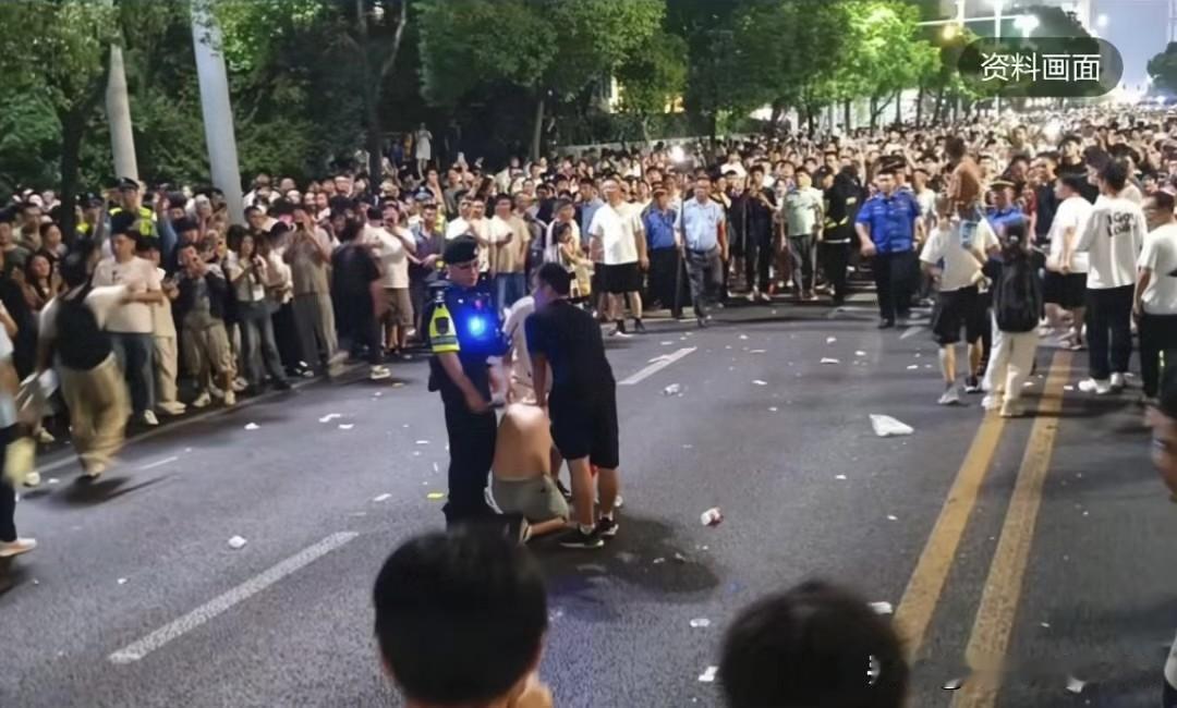 南昌一男子拿把扇子被当成持刀歹徒，当街被踹倒送警局，当事人：到现在都懵圈！