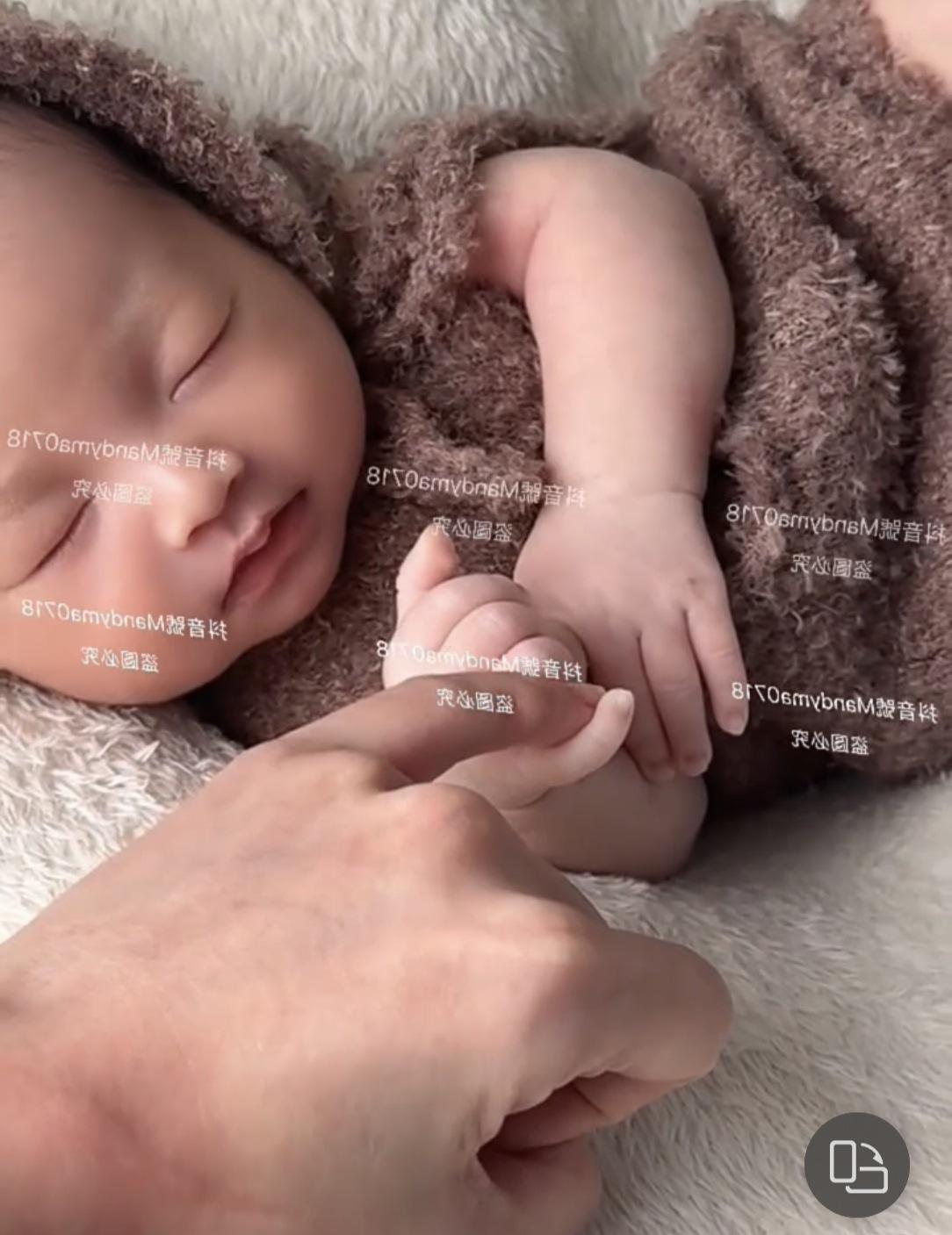 汪小菲的小儿子小汪宝太可爱了。已经满月的他长得肉嘟嘟的，睡觉时还会时不时的乐一