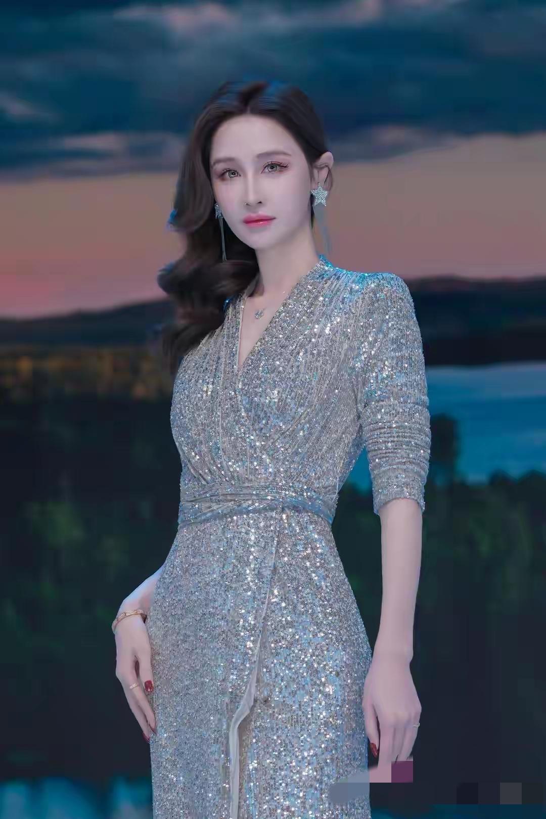 顶级车模王琳：179cm黄金比例身材的魅力女神在竞争激烈的车模圈提起“顶级