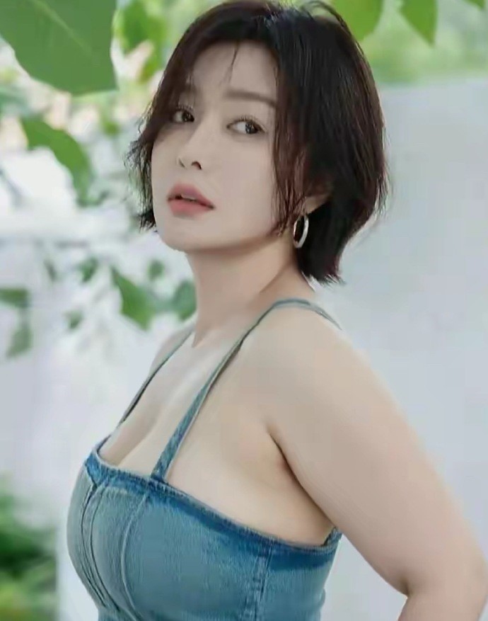 秦岚这身材管理太绝！穿牛仔吊带，曲线完美又藏不住性感。