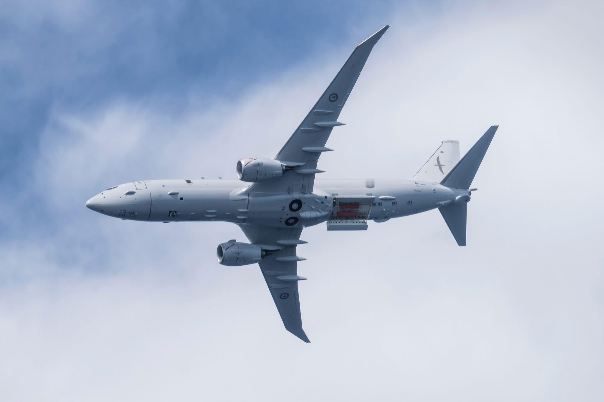 皇家新西兰空军（RNZAF）第5中队P-8“波塞冬”反潜巡逻机空对空摄影，以海面