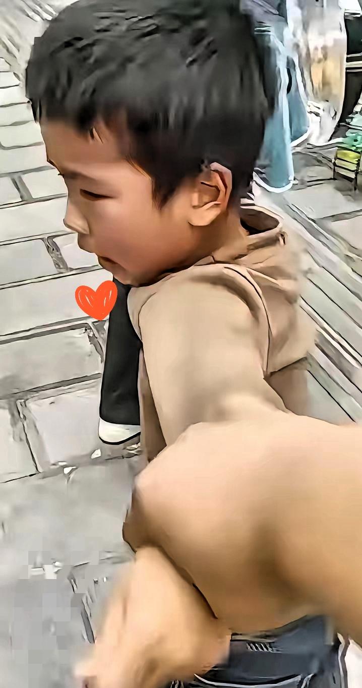 泪目！儿子在街上隅遇离婚一年的妈妈，儿子哭着上前抱住妈妈说：我好想你，妈妈心都碎