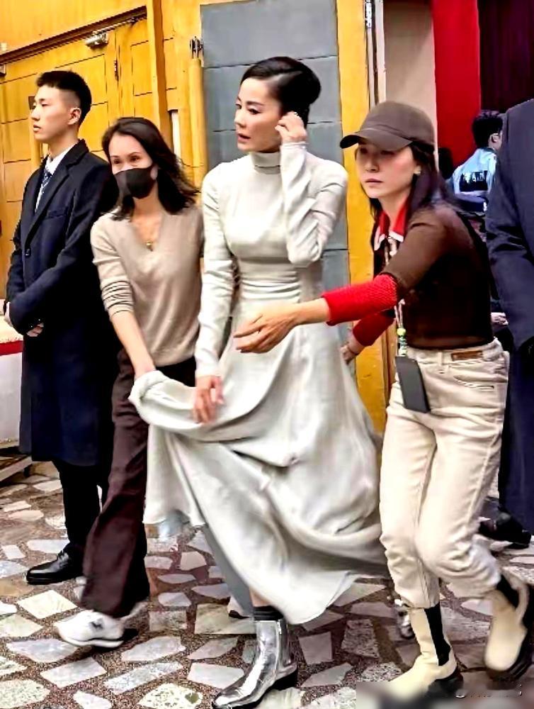 都别吵了。王菲助理提裙子这事，根本不是“耍大牌”那么简单。春晚后台，白色