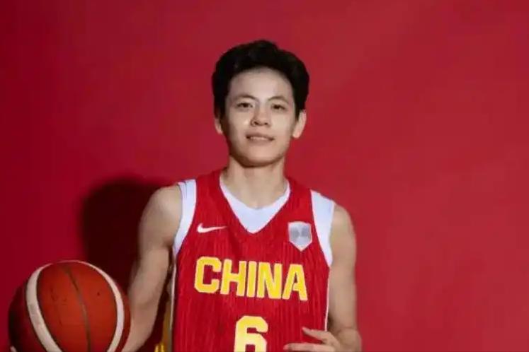 这服众吗？中国女篮确定新队长，杨舒予接过杨力维的袖标。世预赛开赛在即，中