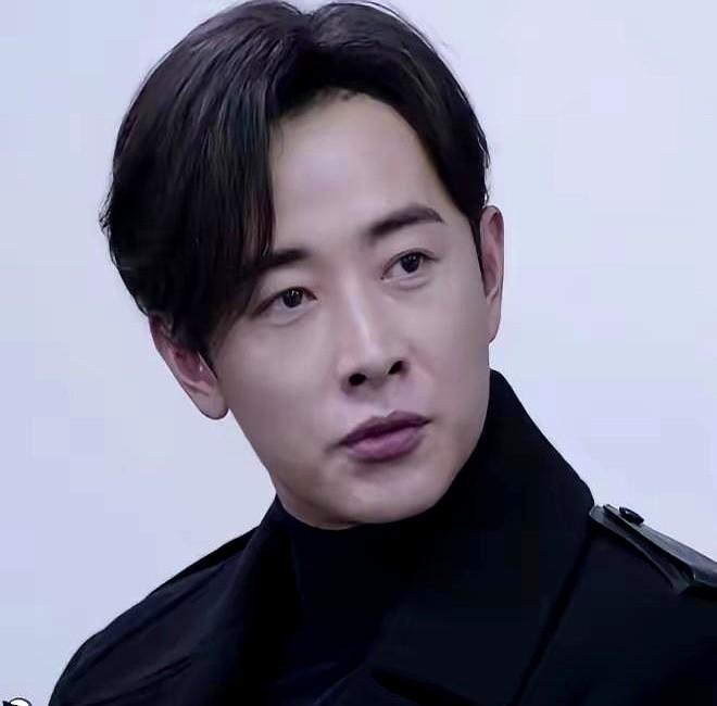 罗晋再次证明了，读书真的有用，你看他处理婚变风波就知道了，不争不辩，一张简单的讣