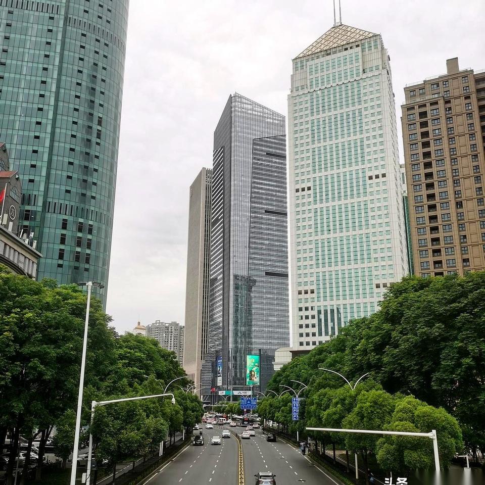 江汉路那家店的老板，估计这辈子没这么憋屈过。门前乌泱泱的“人排长龙”，眼看就要