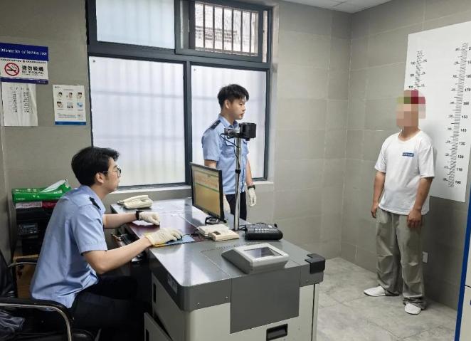 建议全网封杀！5月29日报道，杭州一名吃播主播在黄龙附近的饭店吃饭，席间张口就要