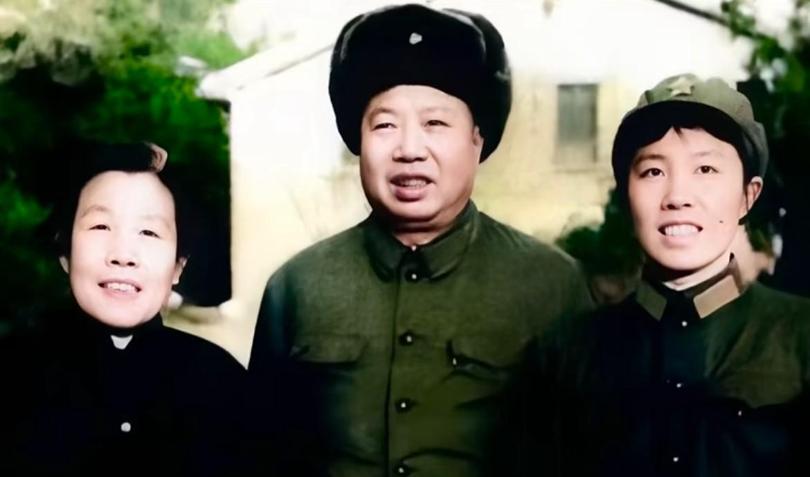 萧锋将军和家人的合影。1949年，萧锋担任第三野战军第10兵团第28军副军长，由