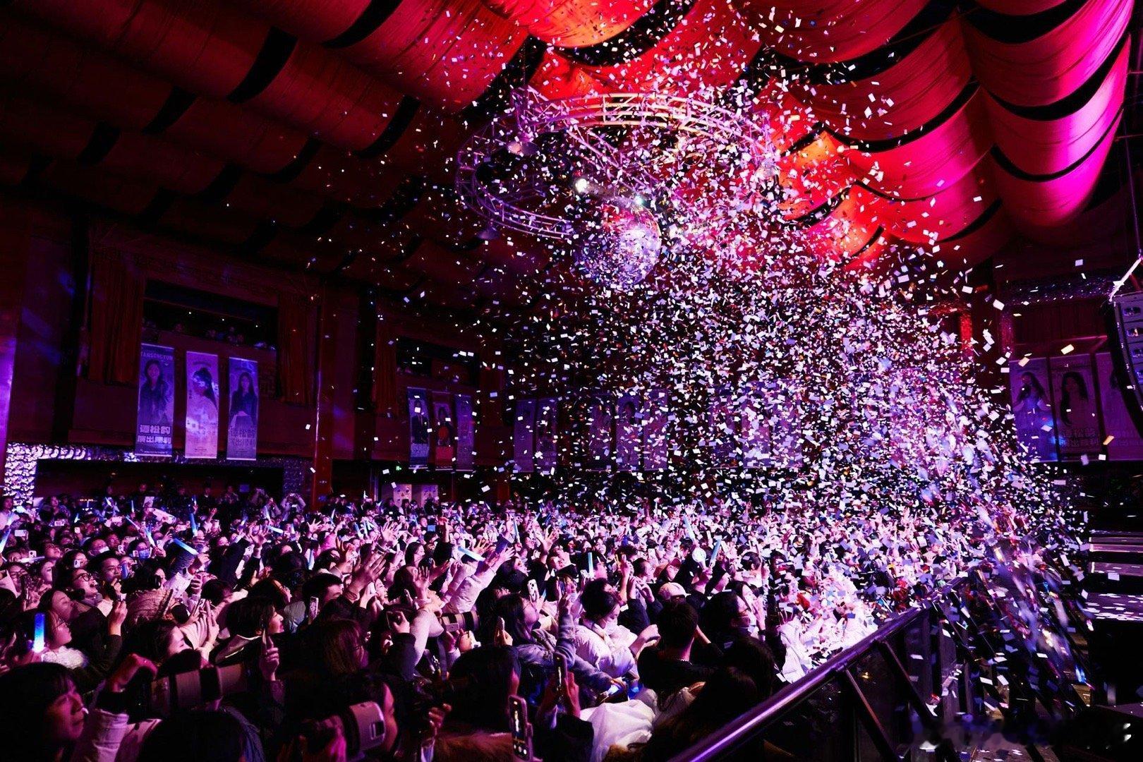 谭松韵粉丝想要粉丝得到高清合照里的她笑眼弯弯，把对松果的心意藏在每一张返图里