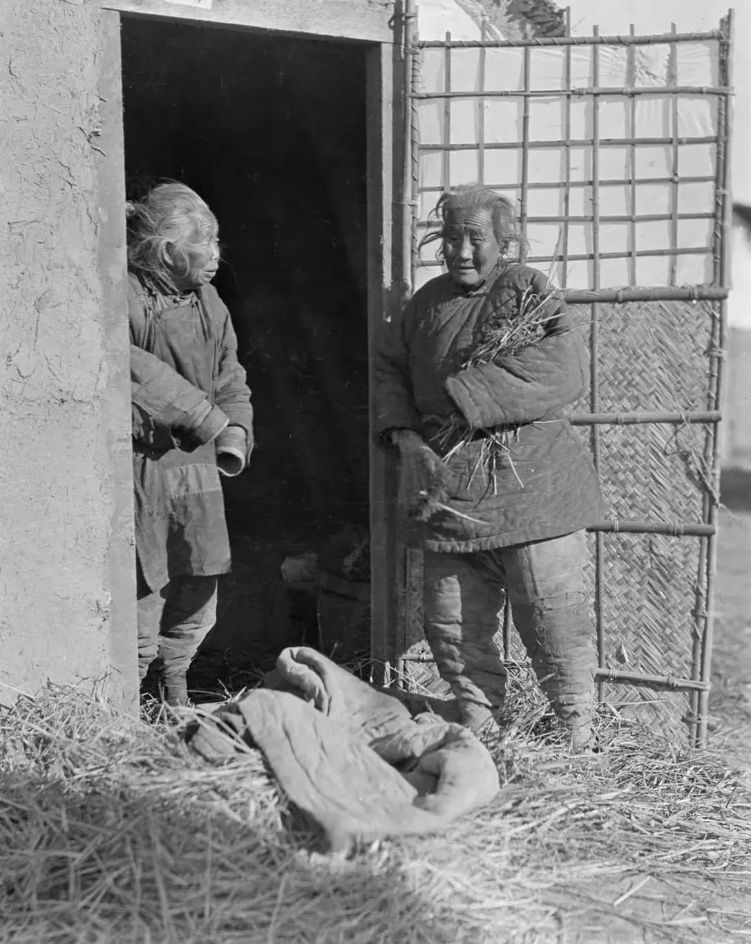 看到旧中国的那些照片，心里真不是滋味。照片里那两个才50多岁的老人，脸上却满是沧